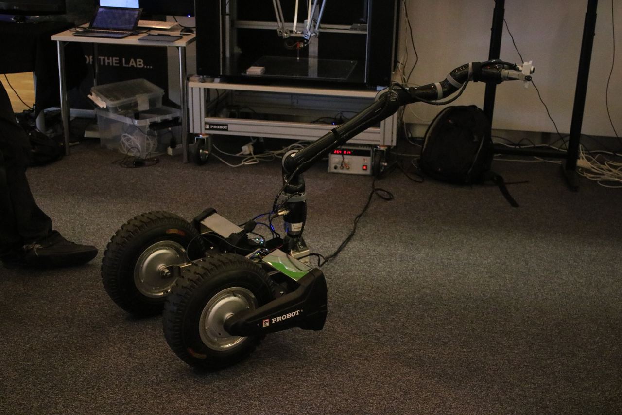 Kaksipyöräinen, robottikädellä varusteltu mobiilirobotti