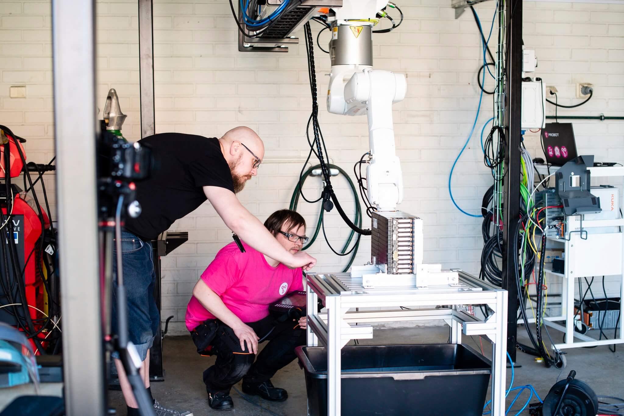 Our robotics expert Kari checking with Centria's expert the disassembly phase of electric car battery cells in the Recirculate project