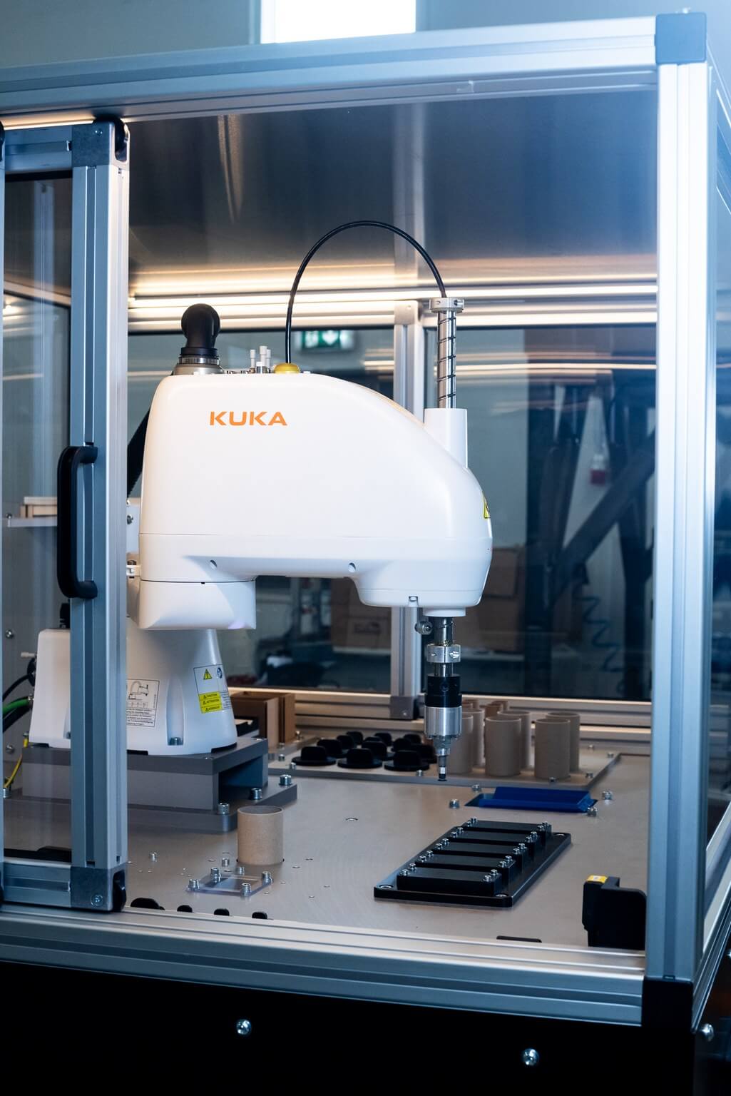Robotiikkaratkaisu RFID-tunnisteiden automaattiseen ohjelmointiin, konenäkötarkistukseen, lasermerkkaukseen sekä pakkaukseen.