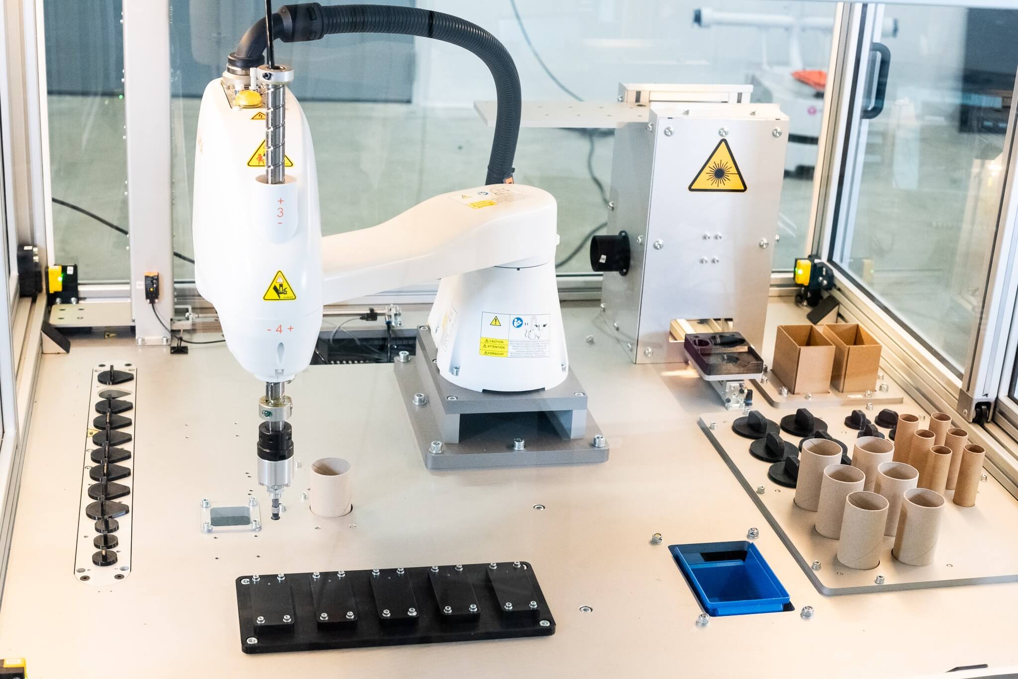 Robotiikkaratkaisu RFID-tunnisteiden automaattiseen ohjelmointiin, konenäkötarkistukseen, lasermerkkaukseen sekä pakkaukseen.