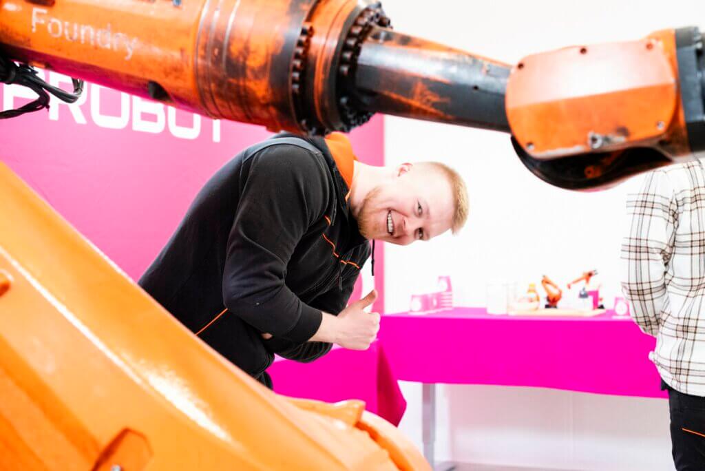 Robotiikkainsinöörimme näyttää peukkua