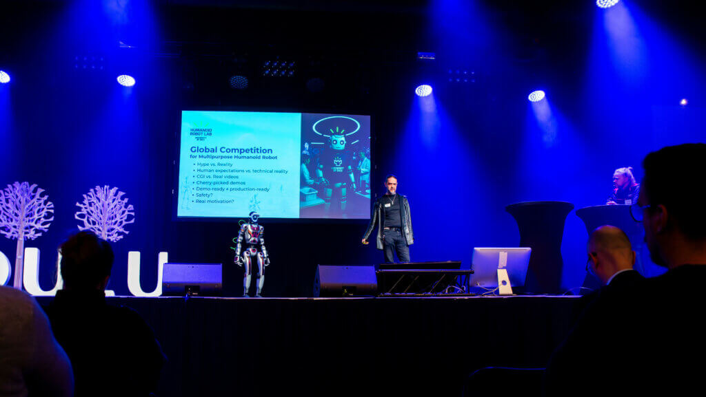 Antti Tikanmäki puhumassa humanoidirobotiikasta FutureTechissä Oulussa