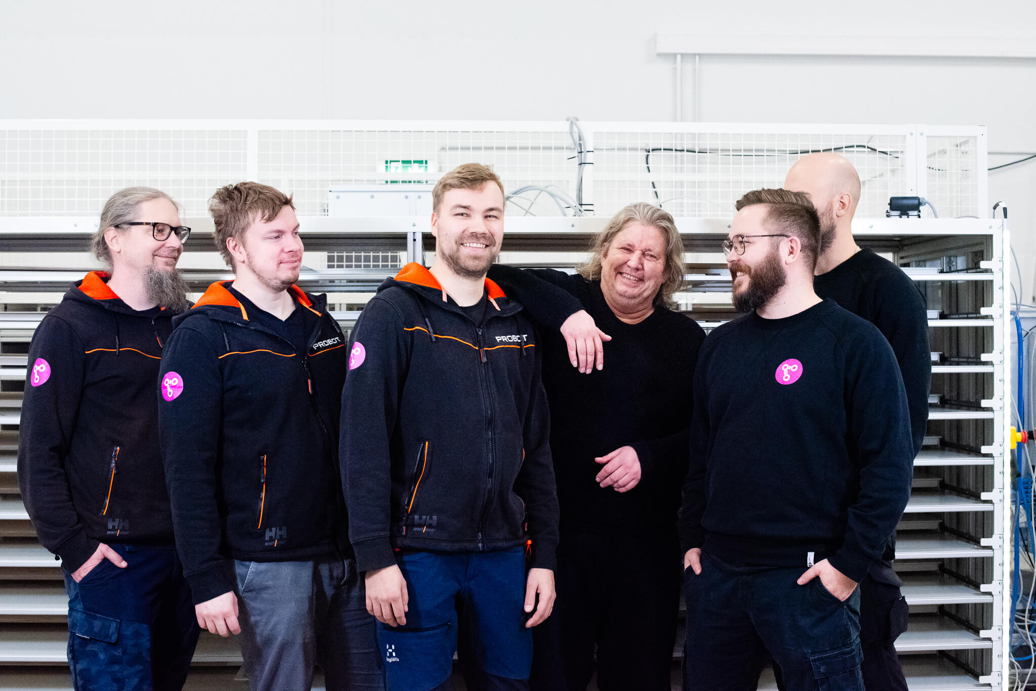 Probotin työntekijät keskustelevat tuotantoympäristössä.