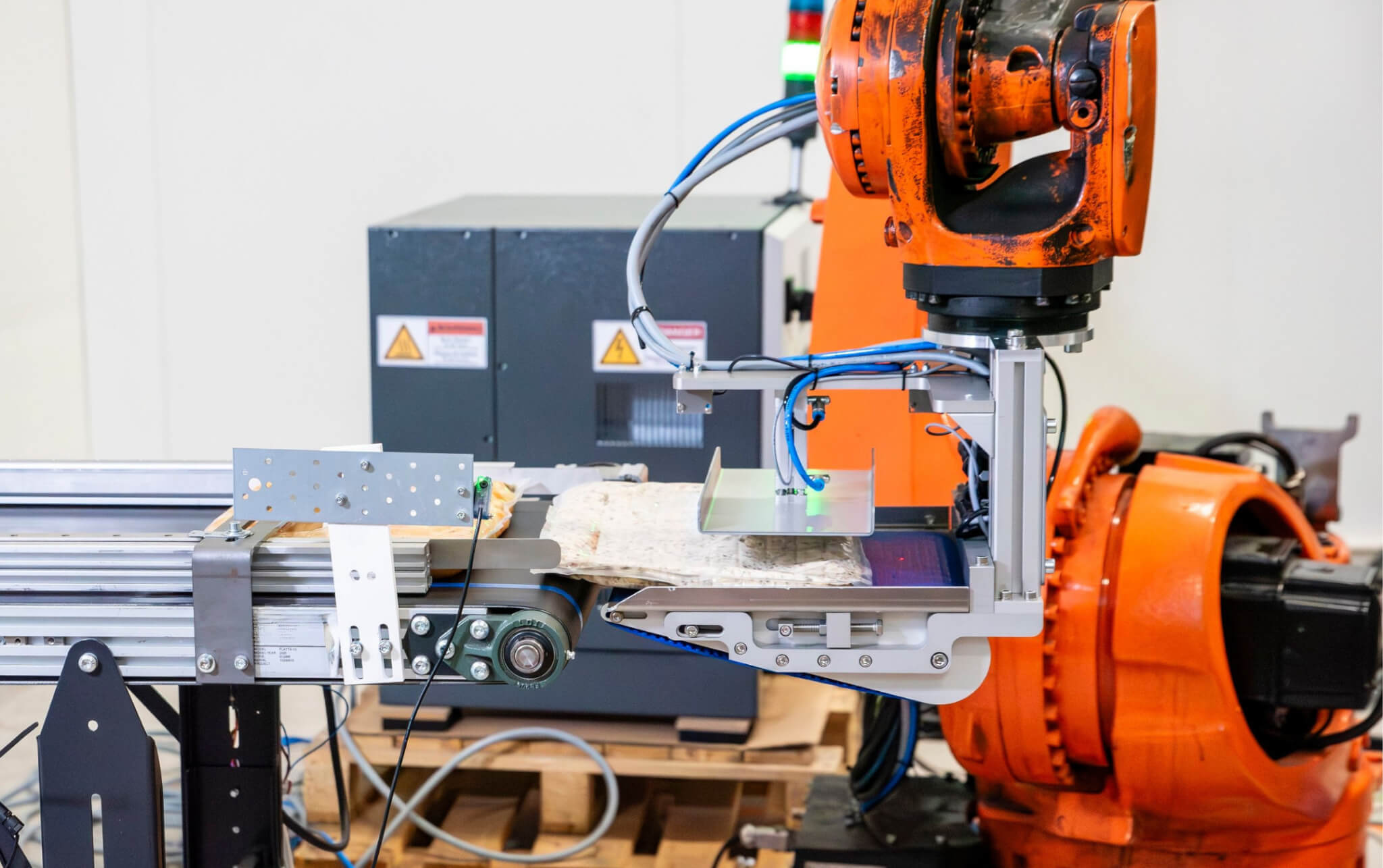 Robotiikaratkaisu vakuumipakattujen elintarvikkeiden pakkaamiseen liukuhihnatarttuja palletointiin - tarttuja