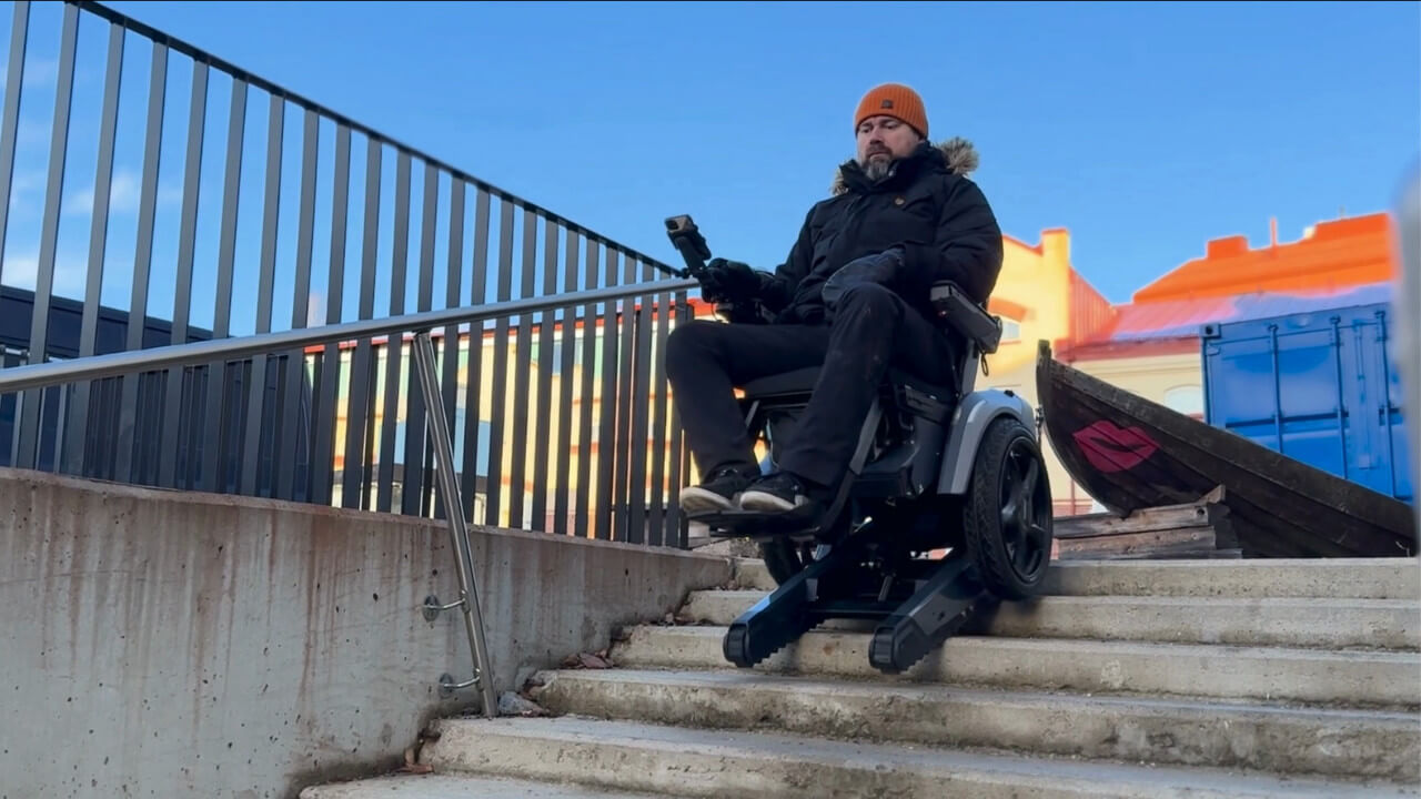 Scewon BRO sähköpyörätuolilla pääsee helposti kulkemaan portaita alaspäin