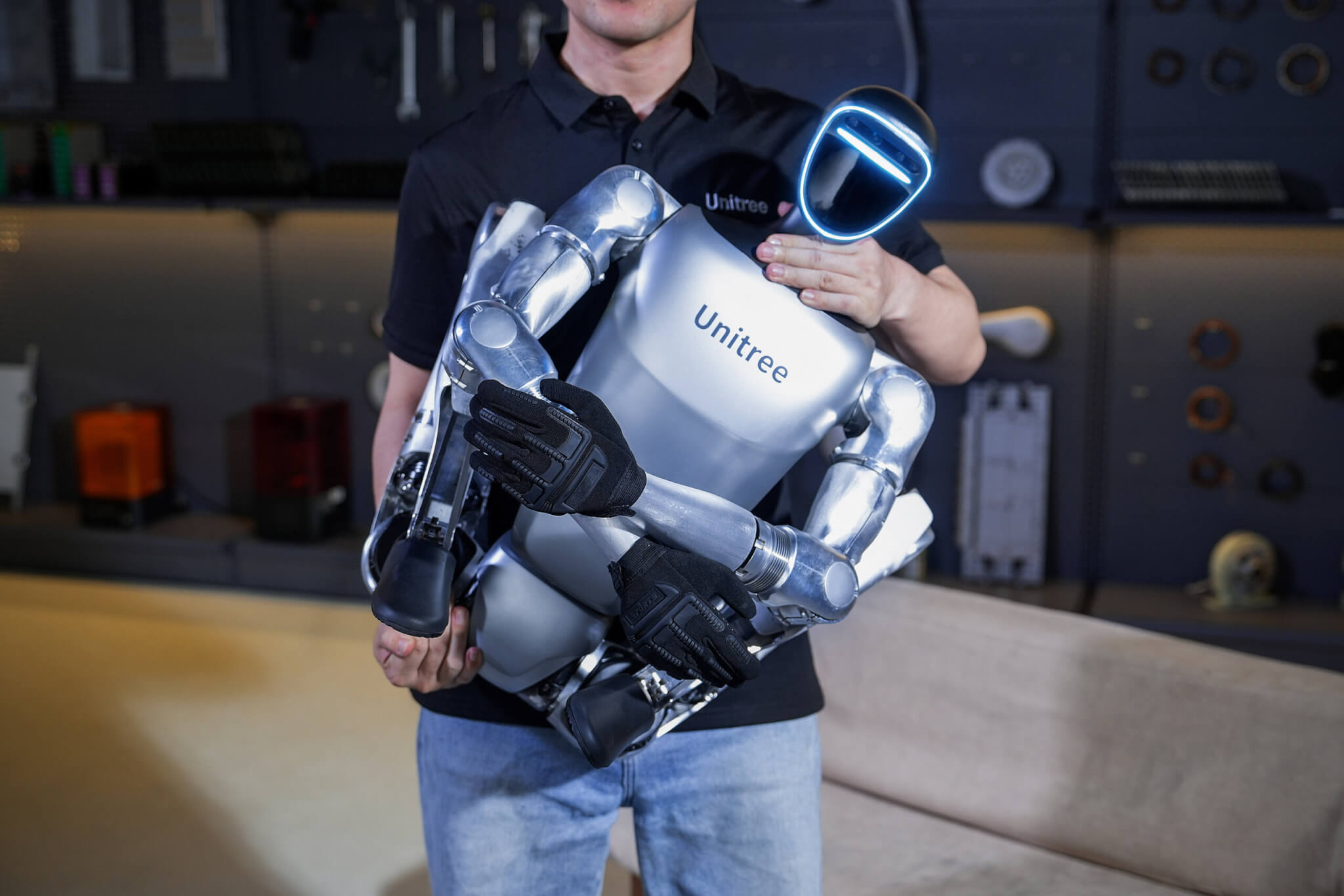 Humanoidrobot G1 in the hands of a human