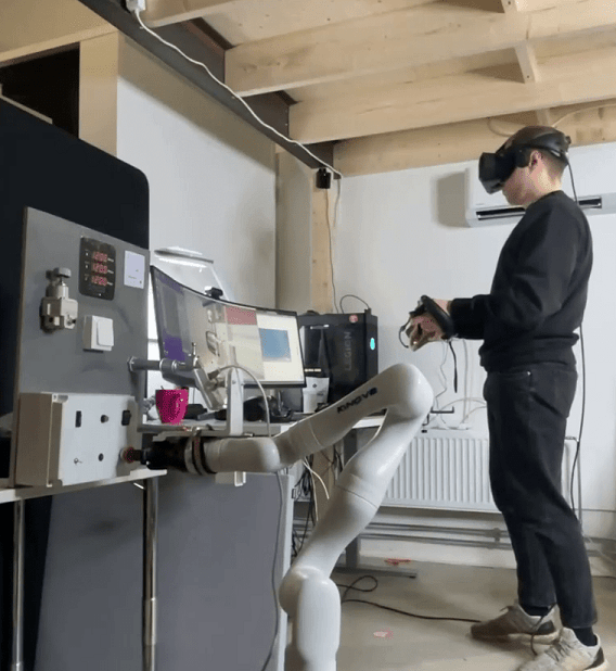 Mies ohjaa robottia virtuaalilasit päässään